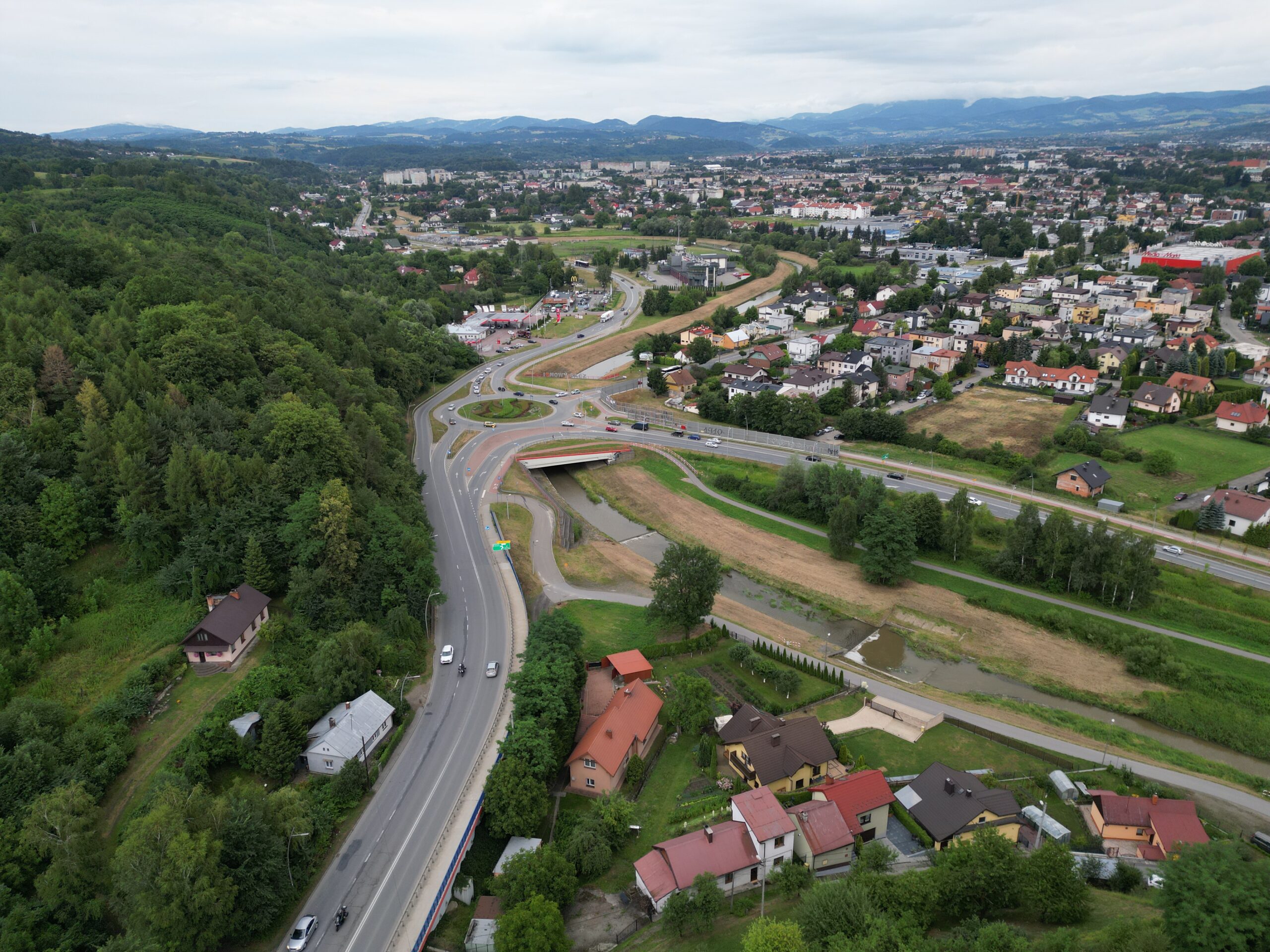 Skandaliczna odpowiedź GDDKiA z dnia 27.06.2025 r do mieszkańców Nowego Sącza na pismo-protest  mieszkańców z dnia 21.05.2025, w którym mieszkańcy wskazali GDDKiA nieprawidłowości:  nierzetelnie przygotowanie materiałów merytorycznych do analizy wielokryterialnej na podstawie której wybrano wariant „C”. GDDKiA odpowiada – że już odpowiedzieli, gdy właśnie do tamtej odpowiedzi mieszkańcy przesłali kilkanaście stron wykazujące nierzetelność i nieścisłości.
